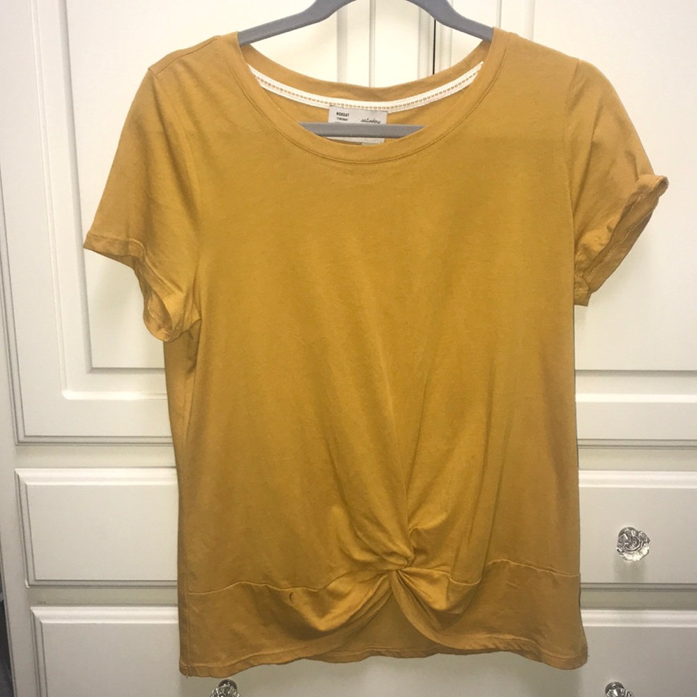 mustard yellow soft tee shirt with knot in front💛